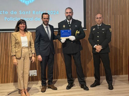 (Fotos) Maó rinde homenaje a 19 agentes de la Policía Local y a Protección Civil