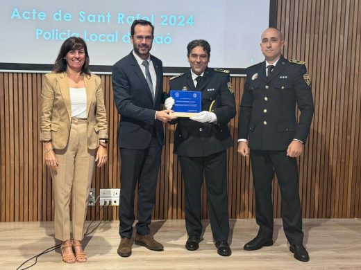 (Fotos) Maó rinde homenaje a 19 agentes de la Policía Local y a Protección Civil