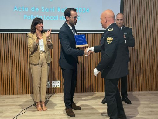 (Fotos) Maó rinde homenaje a 19 agentes de la Policía Local y a Protección Civil