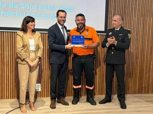 (Fotos) Maó rinde homenaje a 19 agentes de la Policía Local y a Protección Civil