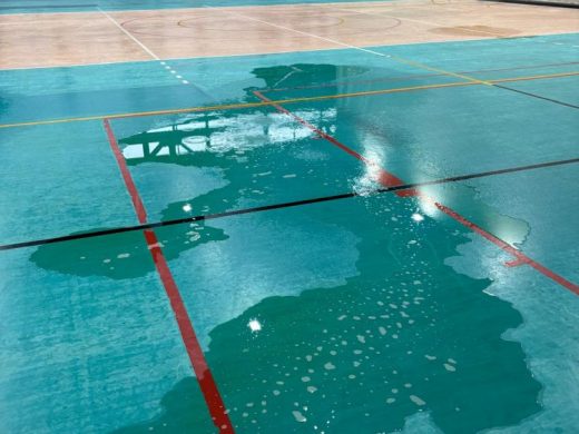 (Fotos y vídeos) Las lluvias provocan graves daños en el polideportivo de Ciutadella