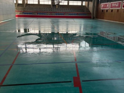 (Fotos y vídeos) Las lluvias provocan graves daños en el polideportivo de Ciutadella