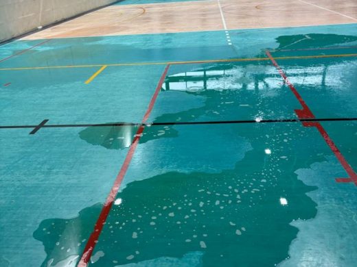 (Fotos y vídeos) Las lluvias provocan graves daños en el polideportivo de Ciutadella