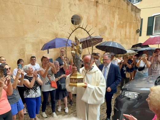 (Fotos y vídeos) Devoción por la Mare de Déu de Gràcia