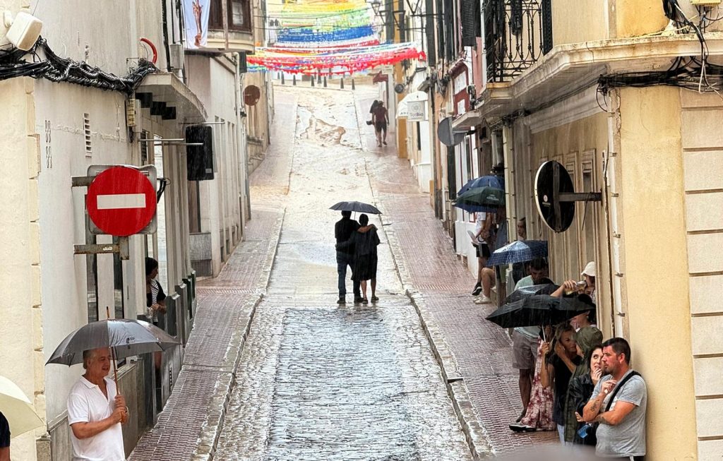 Gente con paraguas durante las pasadas fiestas de Gràcia (Foto: Tolo Mercadal)