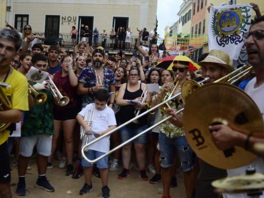 (Fotos y vídeo) Maó se rebela contra el mal tiempo con un ‘pasabares’ y un gran tardeo