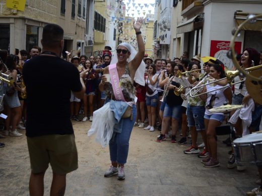 (Fotos y vídeo) Maó se rebela contra el mal tiempo con un ‘pasabares’ y un gran tardeo