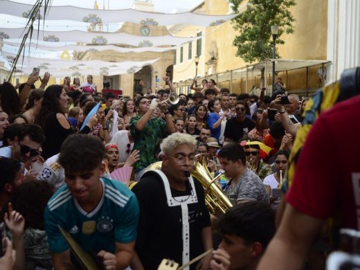 (Fotos y vídeo) Maó se rebela contra el mal tiempo con un ‘pasabares’ y un gran tardeo