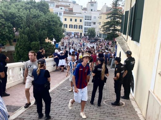 (Fotos y vídeo) Maó se rebela contra el mal tiempo con un ‘pasabares’ y un gran tardeo