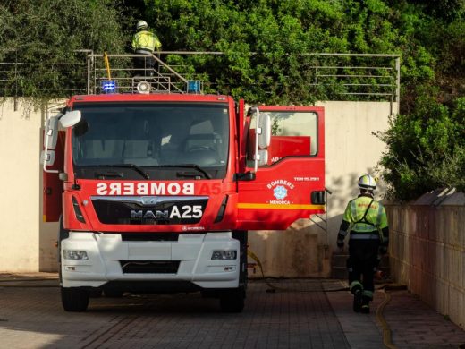 (Fotos) Un pequeño incendio hace saltar las alarmas en Ferreries