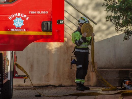 (Fotos) Un pequeño incendio hace saltar las alarmas en Ferreries