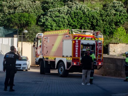 (Fotos) Un pequeño incendio hace saltar las alarmas en Ferreries