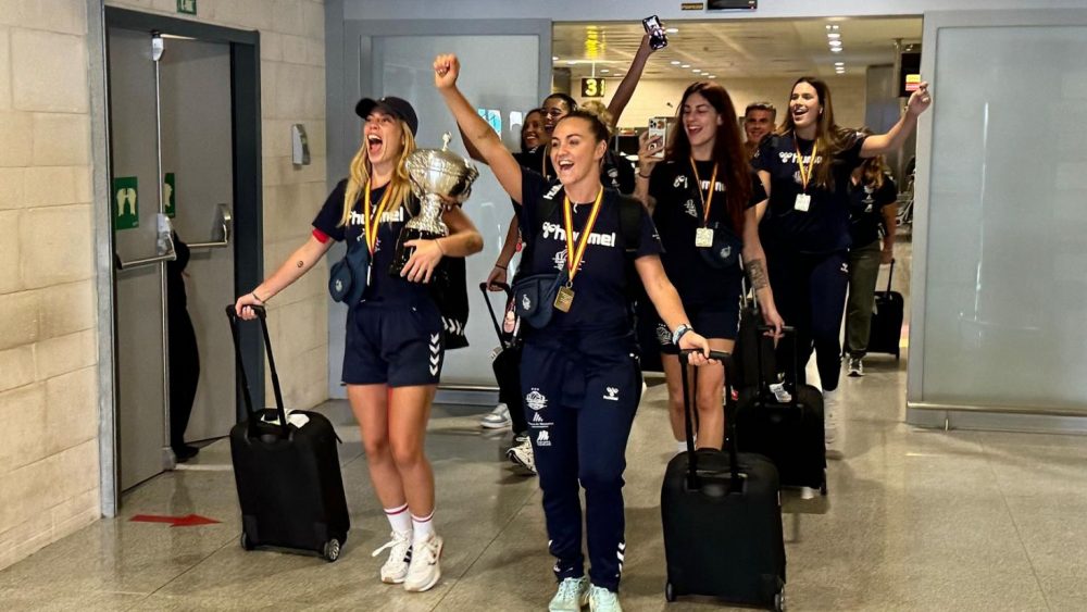 Llegada de las jugadoras (Fotos; Tolo Mercadal)