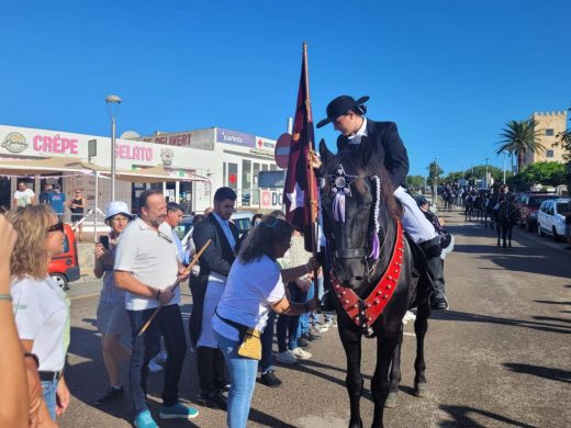 (Fotos) La lluvia concede una tregua y Cala’n Porter disfruta de sus fiestas