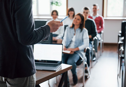 Estudiantes en un aula.