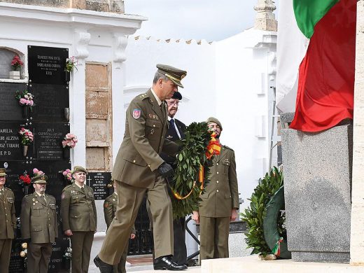 (Fotos y vídeos) Homenaje en Maó a los militares caídos y a los marineros del Acorazado Roma