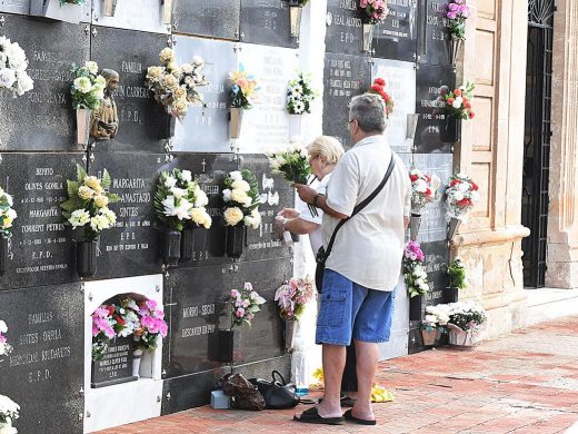 (Fotos) Víspera de Todos los Santos en Maó: los vecinos recuerdan a quienes ya no están