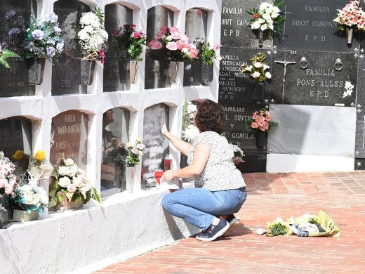 (Fotos) Víspera de Todos los Santos en Maó: los vecinos recuerdan a quienes ya no están