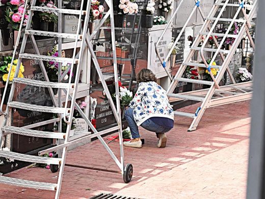 (Fotos) Víspera de Todos los Santos en Maó: los vecinos recuerdan a quienes ya no están