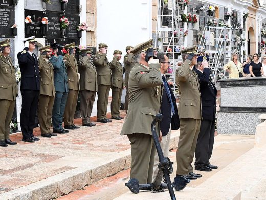 (Fotos y vídeos) Homenaje en Maó a los militares caídos y a los marineros del Acorazado Roma