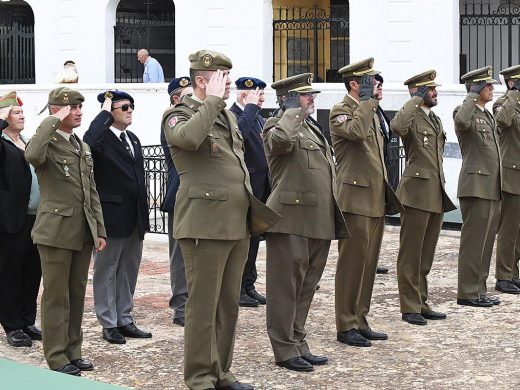 (Fotos y vídeos) Homenaje en Maó a los militares caídos y a los marineros del Acorazado Roma