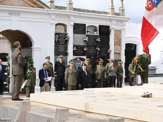 (Fotos y vídeos) Homenaje en Maó a los militares caídos y a los marineros del Acorazado Roma