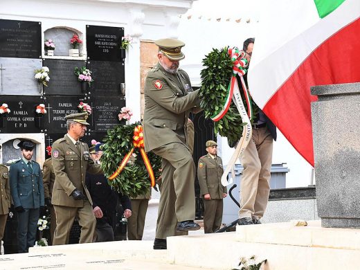 (Fotos y vídeos) Homenaje en Maó a los militares caídos y a los marineros del Acorazado Roma