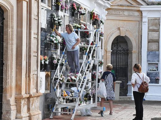 (Fotos) Víspera de Todos los Santos en Maó: los vecinos recuerdan a quienes ya no están