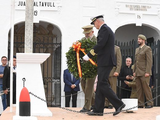 (Fotos y vídeos) Homenaje en Maó a los militares caídos y a los marineros del Acorazado Roma