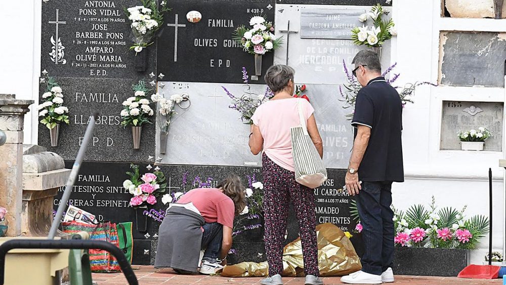 El cementerio de Maó se ha llenado de flores en la víspera de Todos los Santos.