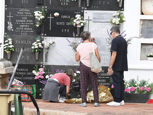 (Fotos) Víspera de Todos los Santos en Maó: los vecinos recuerdan a quienes ya no están