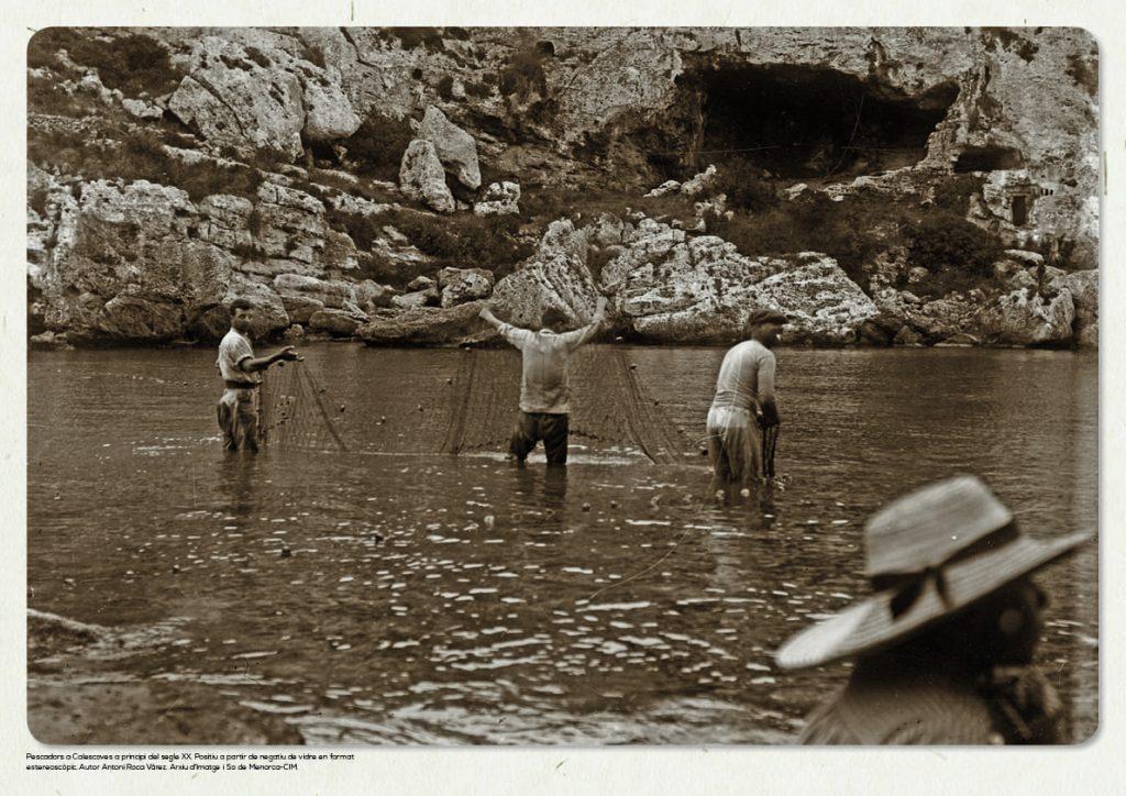 Pescadores en Calescoves a principios del siglo XX.