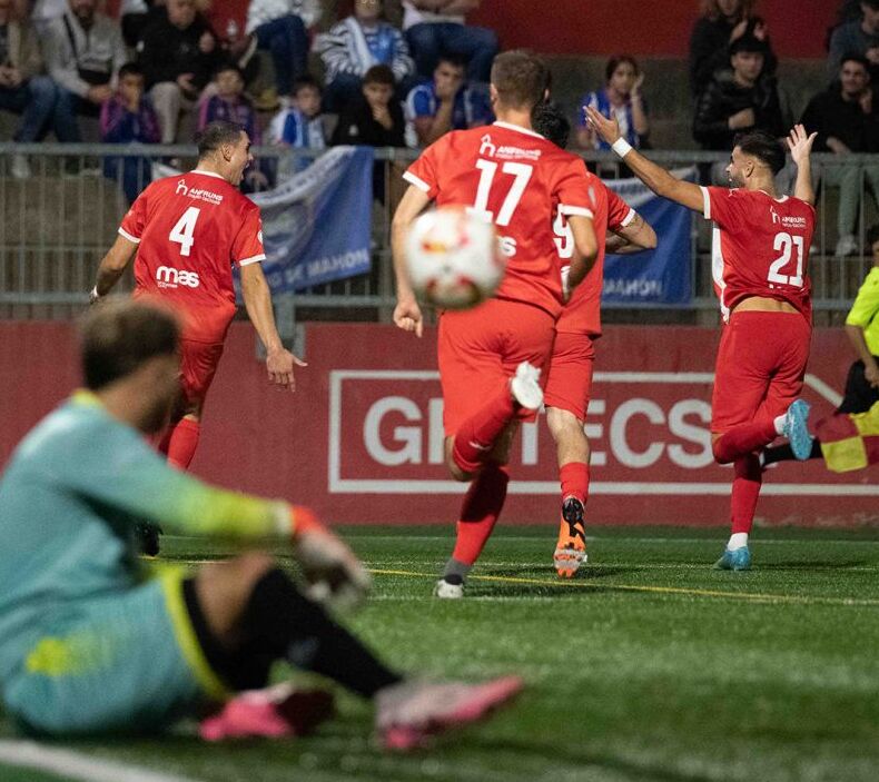 Javi Ruiz, en el suelo tras encajar uno de los goles (Foto: UE Vic)