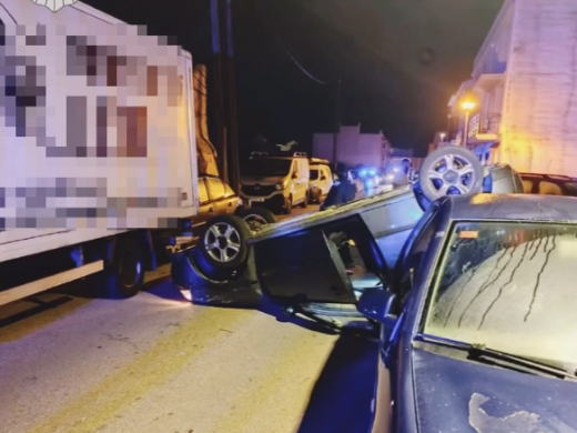 (Fotos) Un conductor vuelca su vehículo en Ciutadella tras chocar con un coche estacionado