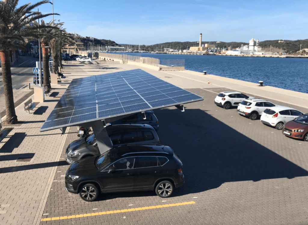 Marquesinas fotovoltaicas en el puerto de Maó.