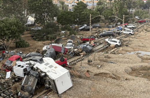 Vista general de las vías del tren a su paso por la localidad de Alfafar tras las intensas lluvias.