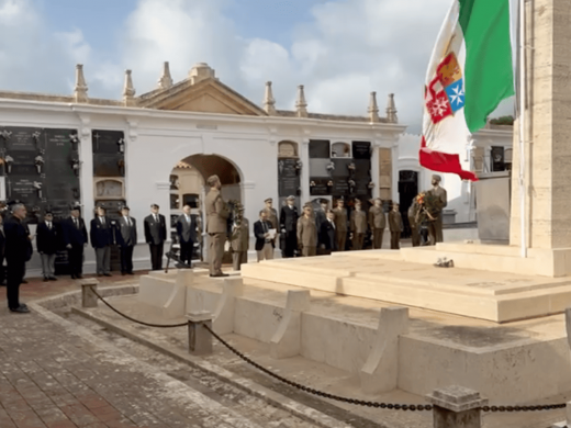 (Fotos y vídeos) Homenaje en Maó a los militares caídos y a los marineros del Acorazado Roma