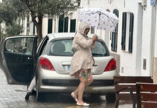 Una mujer con paraguas en Sant Lluís (Foto: Tolo Mercadal)