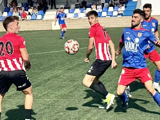 Un Mercadal sin suerte no puede contra un rival que jugó con 10 más de una hora