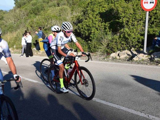 Julen Zubero y Marga Fullana coronan primero El Toro en la Volta Cicloturista