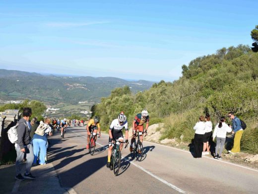 Julen Zubero y Marga Fullana coronan primero El Toro en la Volta Cicloturista