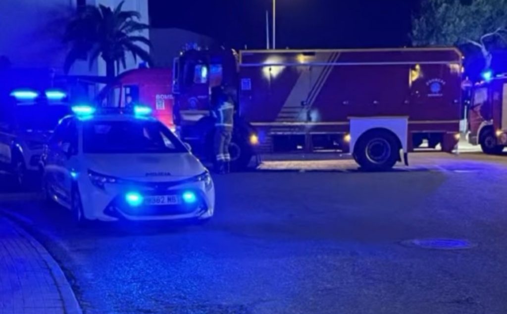 Bomberos y Policia Local, en el lugar del suceso.