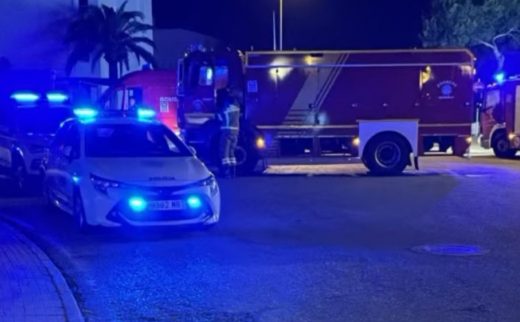 Bomberos y Policia Local, en el lugar del suceso.