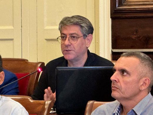 (Fotos) Héctor Pons pide disculpas en el pleno de Maó mientras la oposición exige responsabilidades