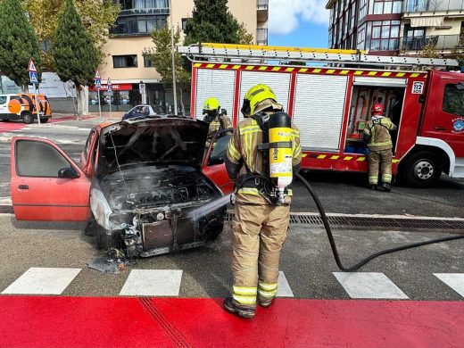 (Fotos) Un coche se incendia en la rotonda de Abu Umar