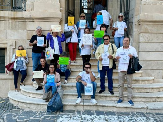 (Fotos) Carteles de protesta en el pleno extraordinario de Maó por la gestión del agua