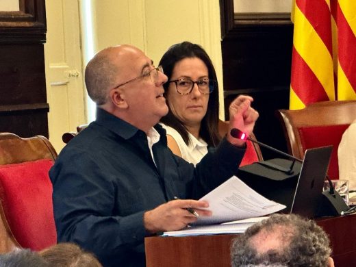 (Fotos) Héctor Pons pide disculpas en el pleno de Maó mientras la oposición exige responsabilidades