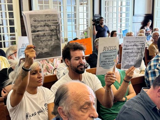 (Fotos) Héctor Pons pide disculpas en el pleno de Maó mientras la oposición exige responsabilidades