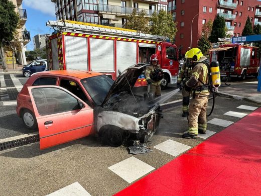 (Fotos) Un coche se incendia en la rotonda de Abu Umar