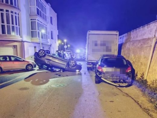 (Fotos) Un conductor vuelca su vehículo en Ciutadella tras chocar con un coche estacionado